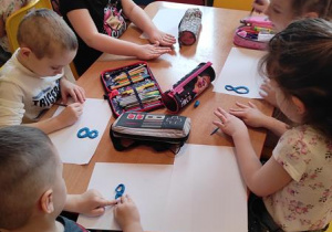 Dzieci podczas zajęć matematycznych.